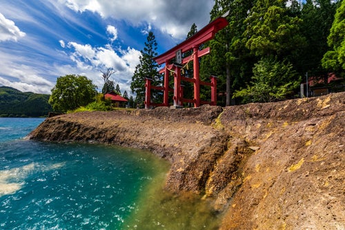 田沢湖湖畔にある御座石神社の鳥居の写真