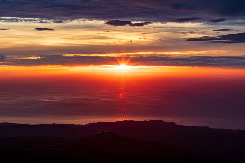 鳥海山から見る夕日の写真