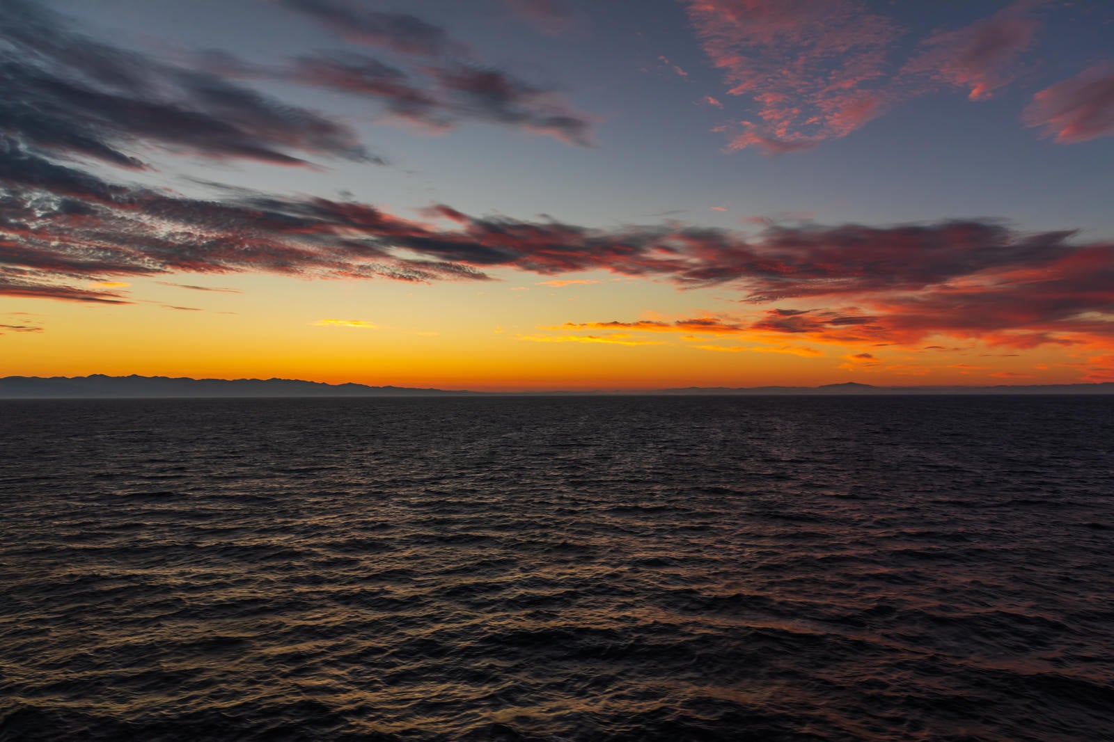 「夜明け前の日本海」の写真