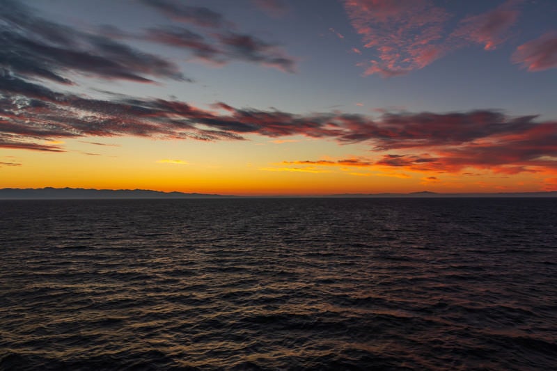 夜明け前の日本海の写真