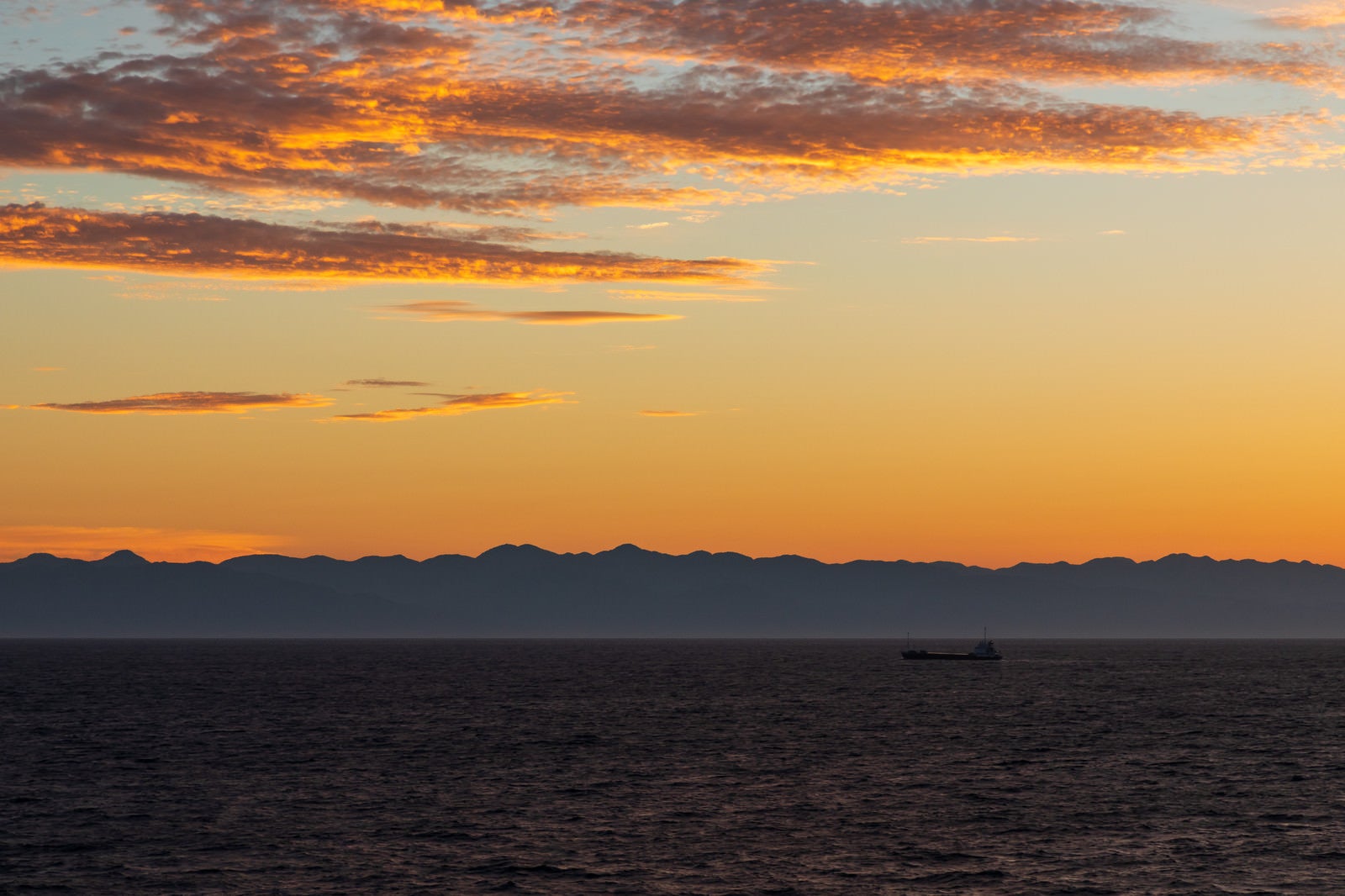「夜明け前の日本海と船」の写真