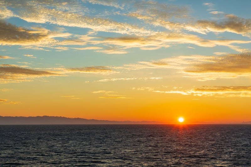 日本海の夜明けと日の出の写真