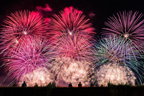 土手から見る大曲の花火（秋田県大仙市）の写真