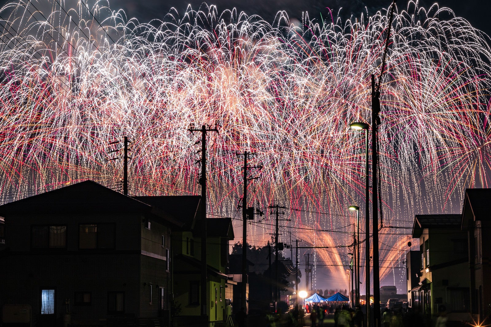 「街から見る夜空を埋め尽くす大曲の花火（秋田県大仙市）」の写真
