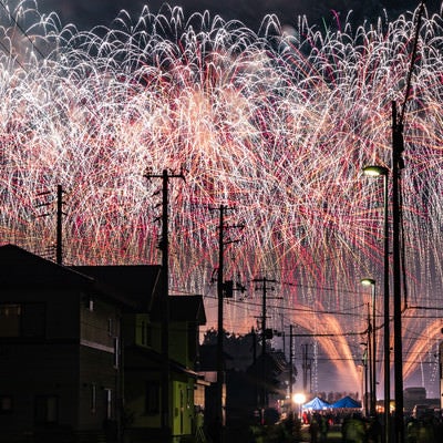 街から見る夜空を埋め尽くす大曲の花火（秋田県大仙市）の写真
