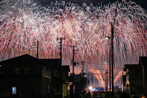 街から見る夜空を埋め尽くす大曲の花火（秋田県大仙市）の写真