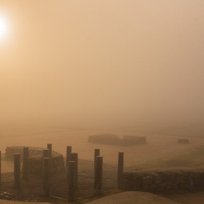 朝霧に包まれた払田遺跡（秋田県）の写真