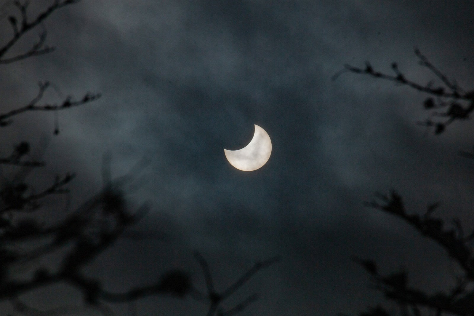 「薄雲と日食現象」の写真