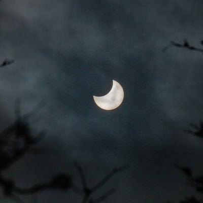 薄雲と日食現象の写真