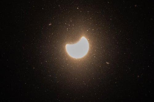 粉雪と日食現象の写真