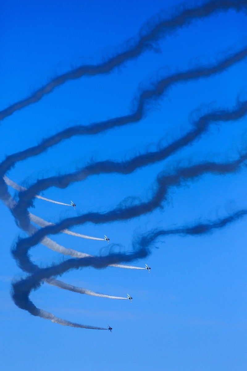 「急カーブするブルーインパルスの編隊飛行」の写真