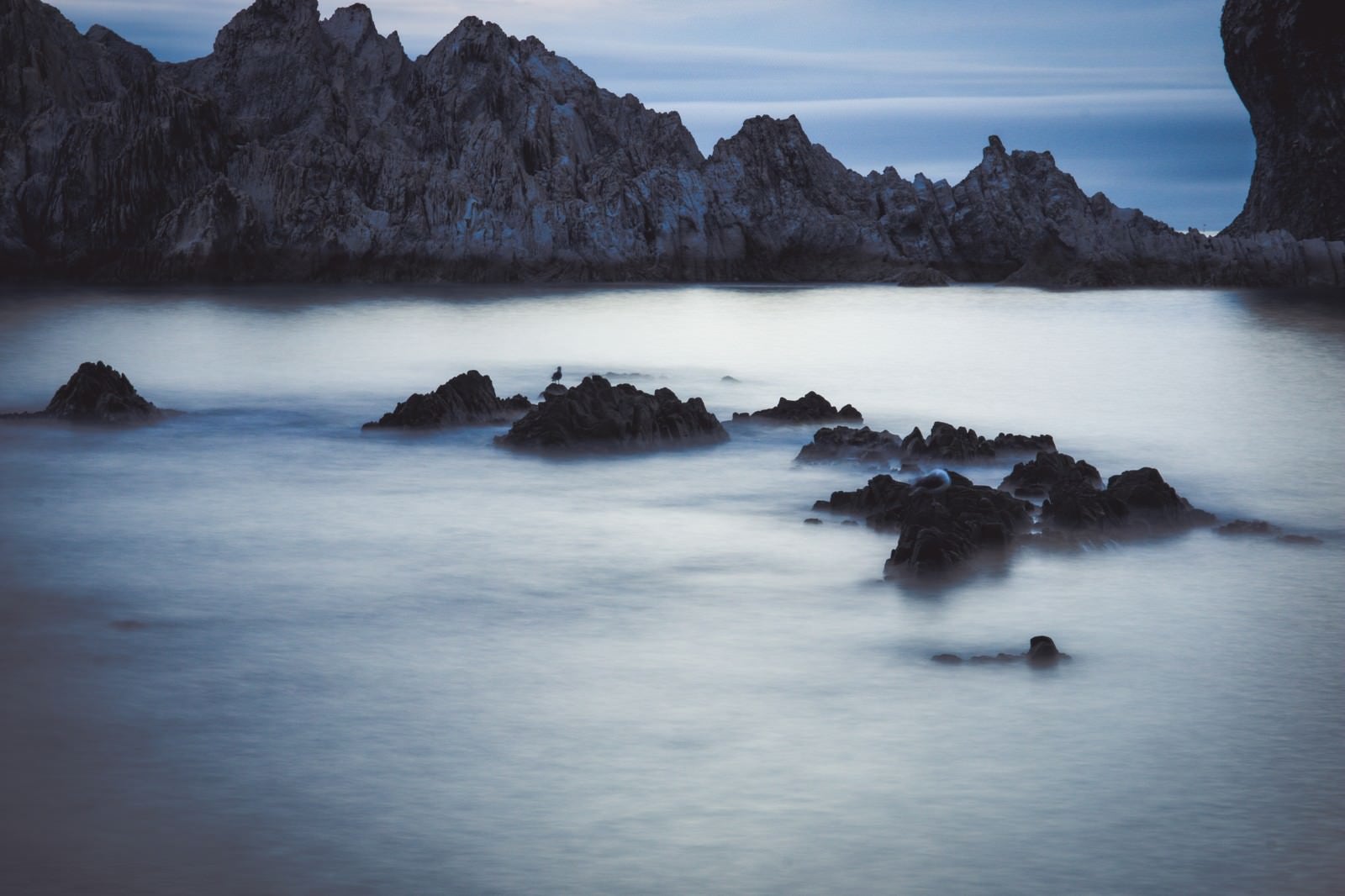 「岸壁と霧のように静かな海」の写真