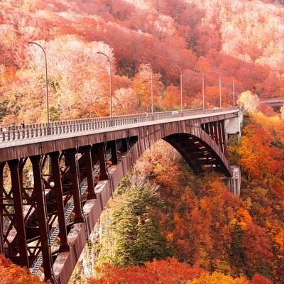城ヶ倉大橋と紅葉の写真