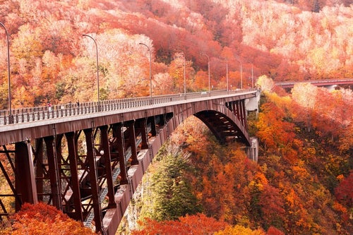 城ヶ倉大橋と紅葉の写真