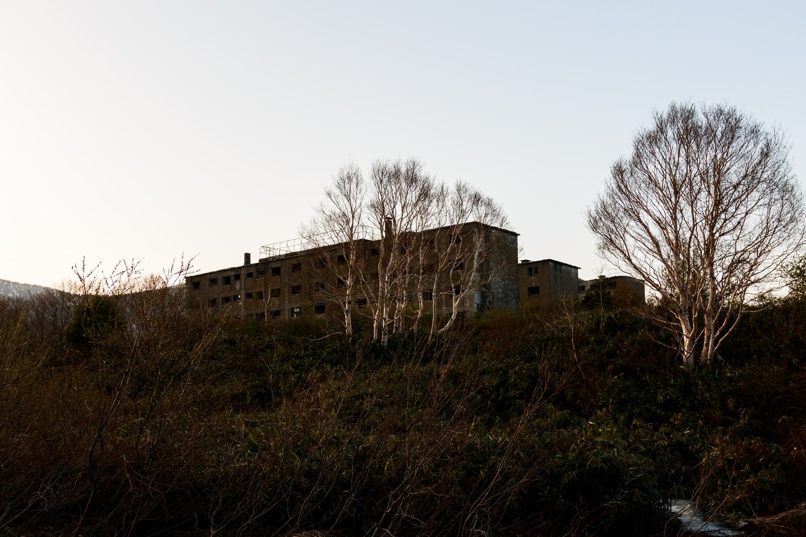 「夕暮れ時の松尾鉱山廃墟」の写真