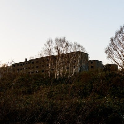夕暮れ時の松尾鉱山廃墟の写真