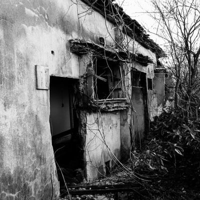 松尾鉱山廃墟の朽ちた入り口の写真