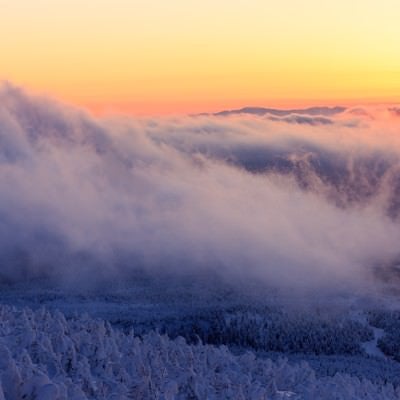 山頂の樹氷と夕暮れの写真