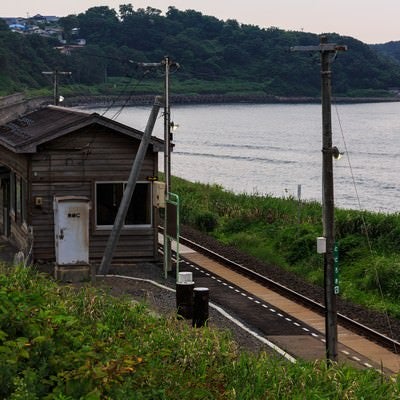 海沿いのローカル駅の写真