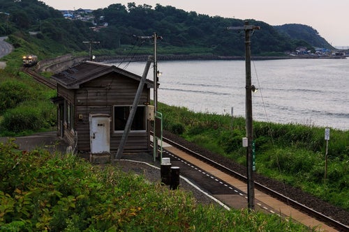 海沿いのローカル駅の写真