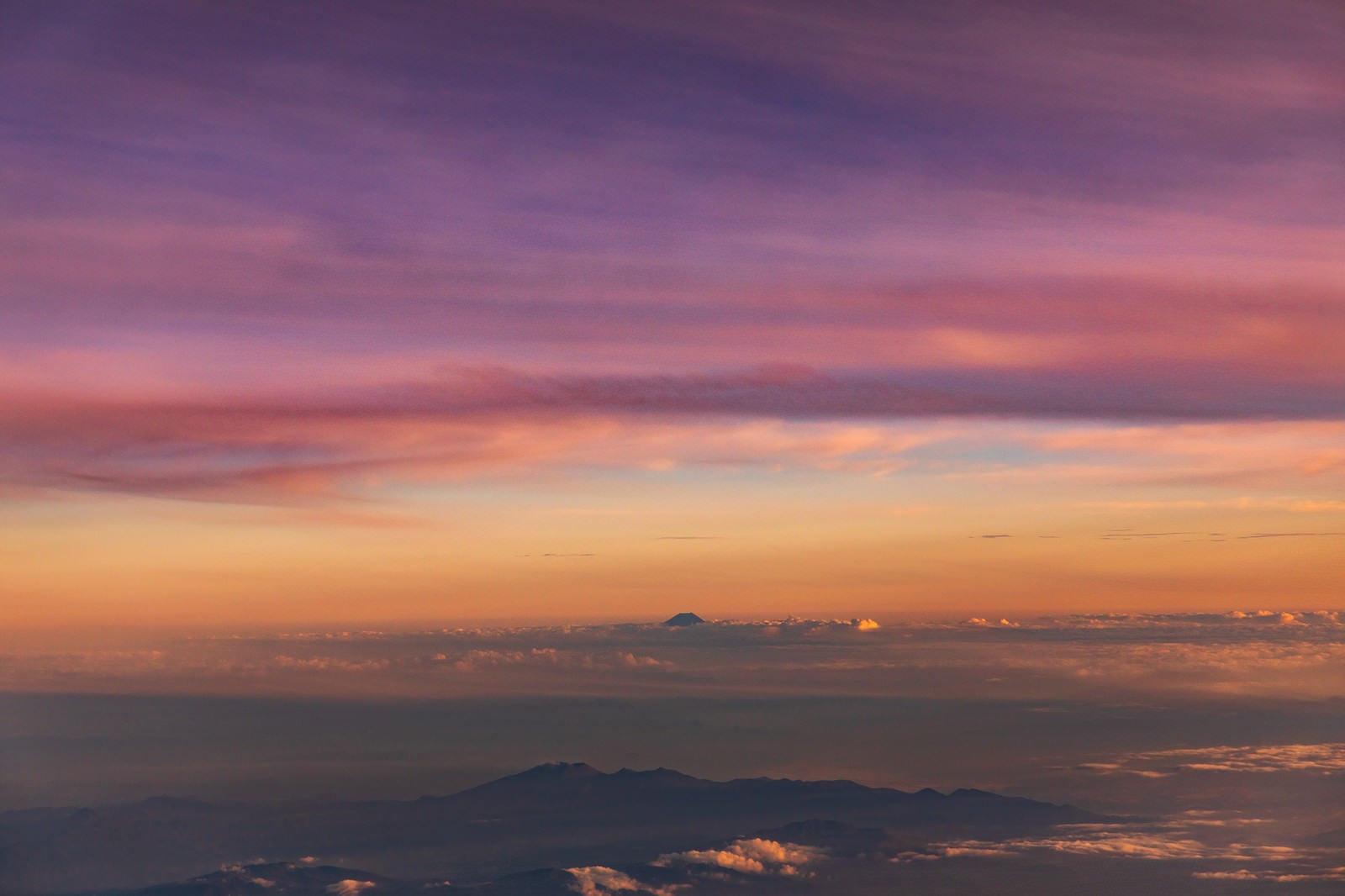 「夕暮れの空と富士山」の写真