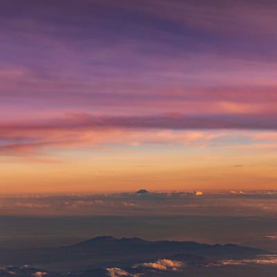 夕暮れの空と富士山の写真