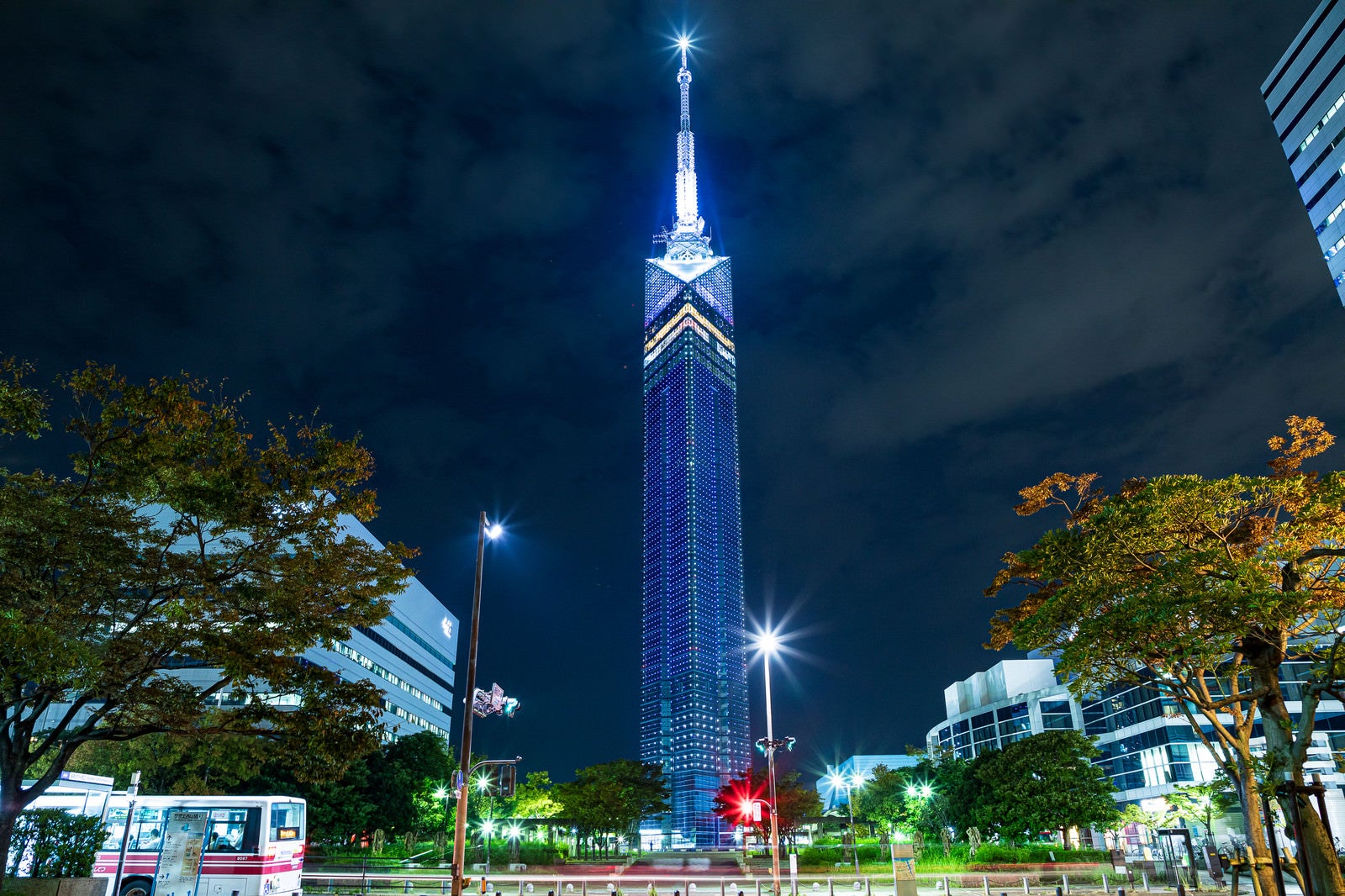 「ライトアップされる夜の福岡タワー」の写真