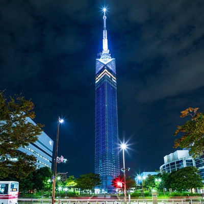 ライトアップされる夜の福岡タワーの写真