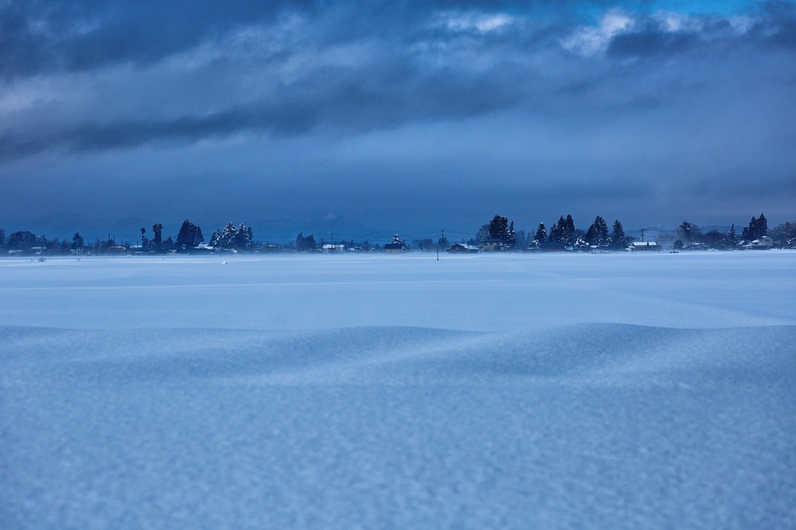 「田畑を覆う田舎の積雪」の写真