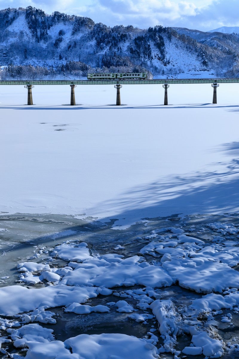 「凍った湖を渡る列車（北上線）」の写真