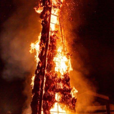 燃え上がる天筆（太田の火まつり）の写真