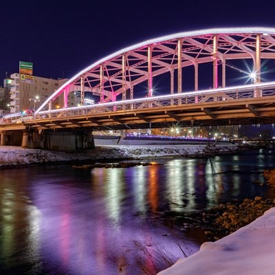 開運橋のライトアップ（盛岡）の写真