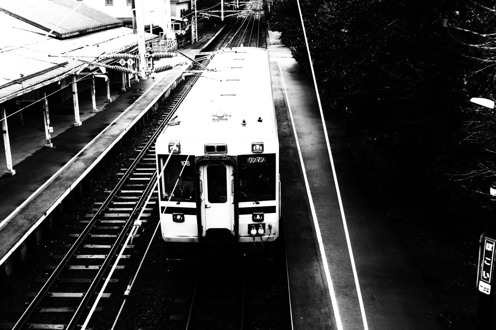 「母恋駅に停車するローカル線」の写真