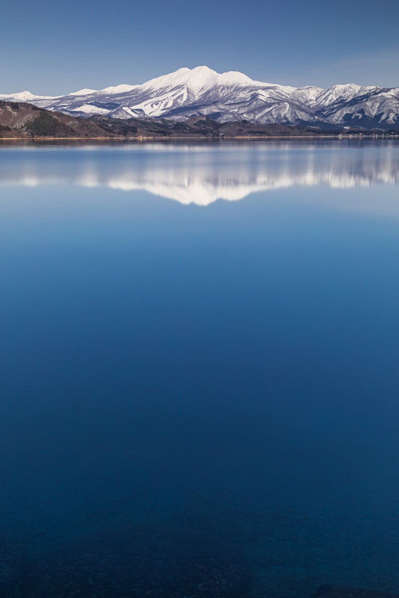 田沢湖面に映る秋田駒ヶ岳（あきたこまがたけ）の写真