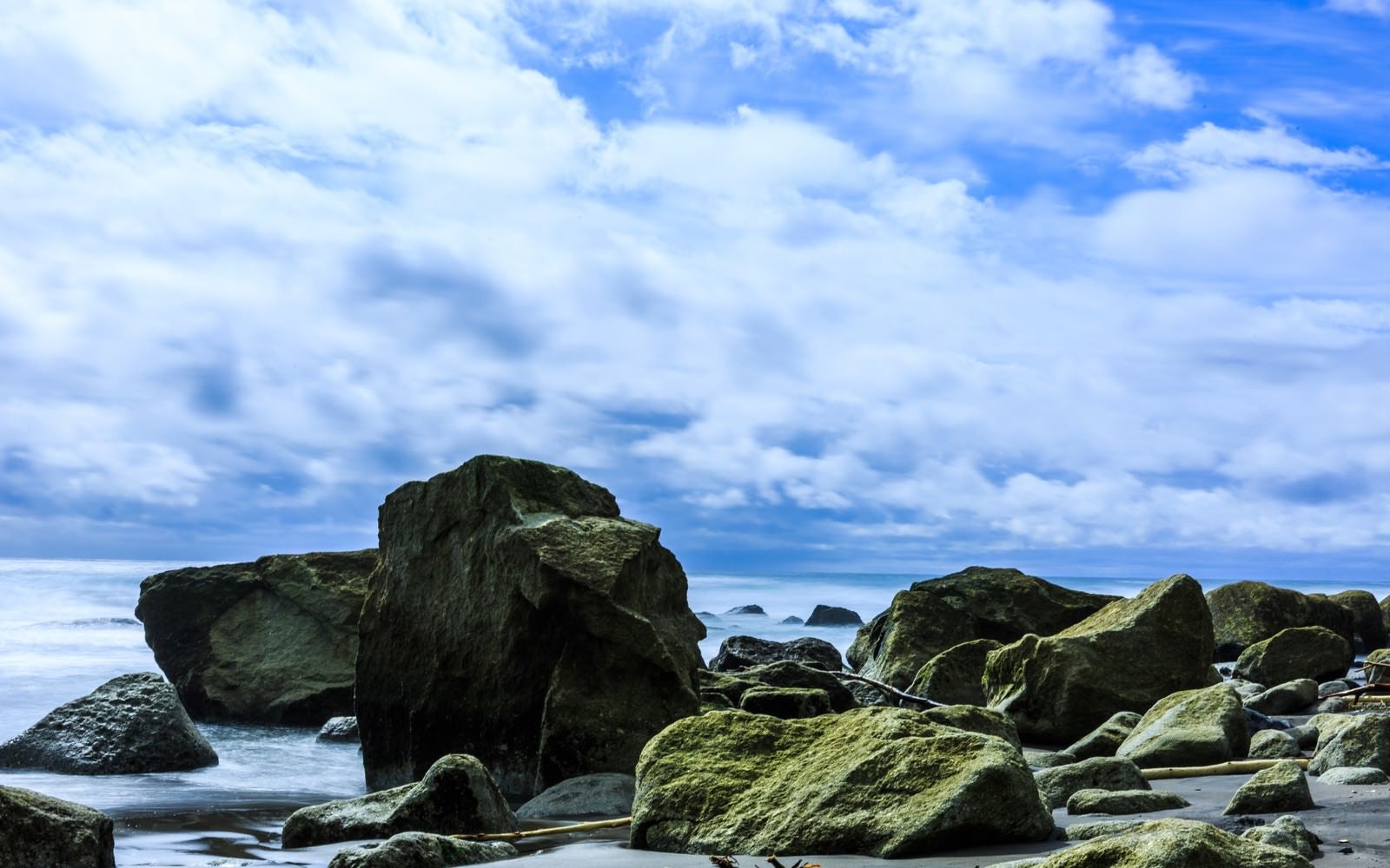 「イタンキ浜の岩」の写真