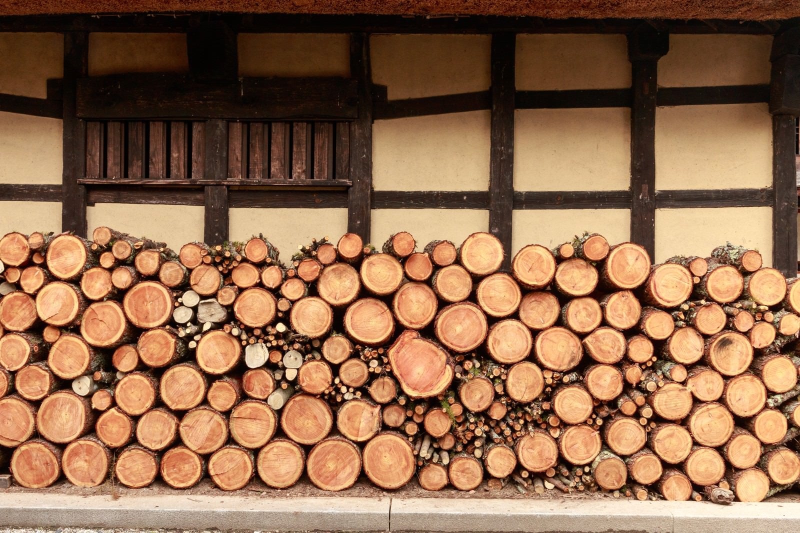 「軒先の薪」の写真