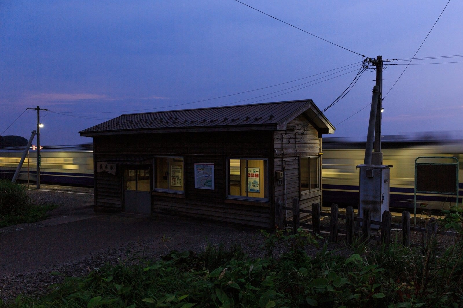 「夕暮れのローカル線と無人駅」の写真