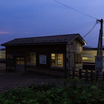 夕暮れのローカル線と無人駅の写真