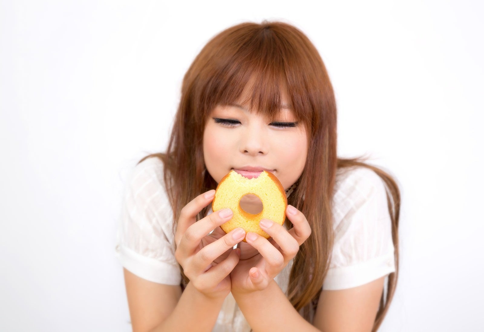 「バームクーヘンを食べて幸せそうな顔の女の子」の写真［モデル：あみ］