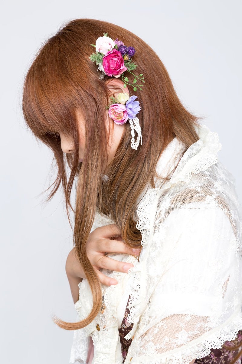 「花のイヤリングをする女の子」の写真［モデル：あみ］