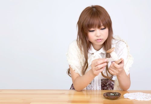 手芸をするゆるふわな女の子