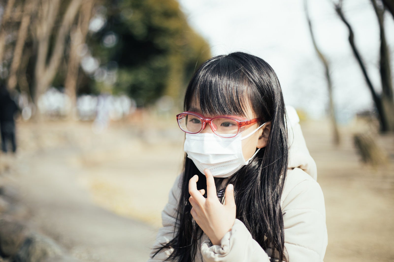 「花粉防止用めがねを装着する女の子」の写真［モデル：あんじゅ］