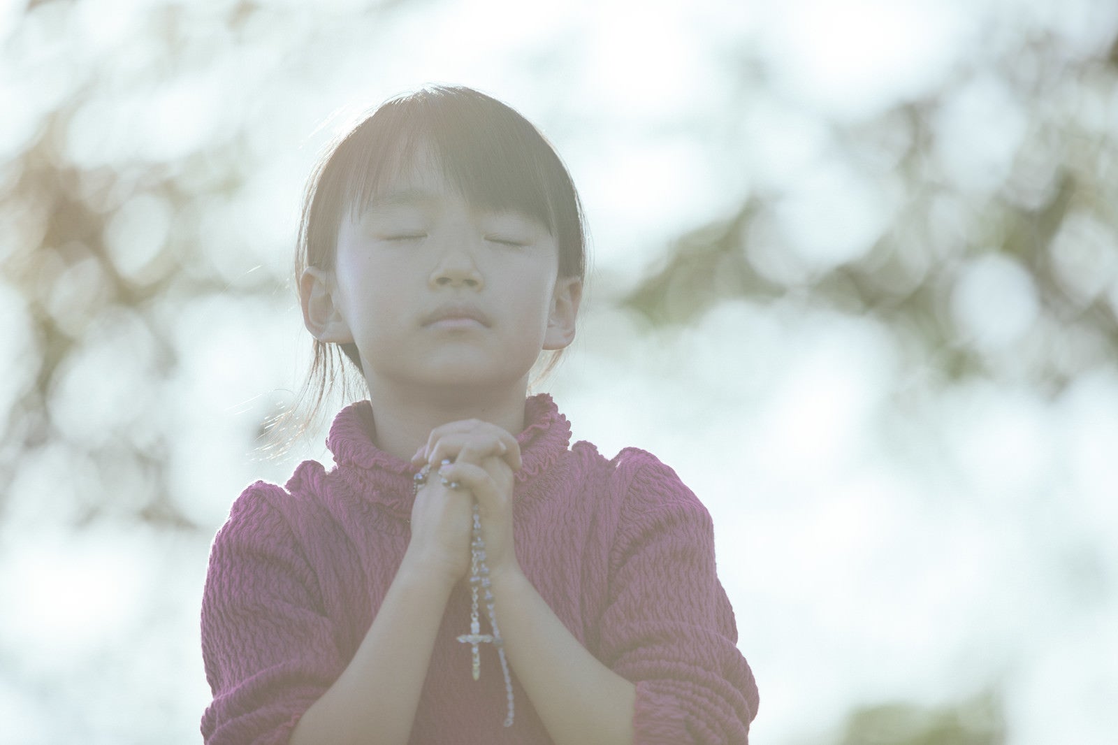 「光の中で祈る少女」の写真［モデル：あんじゅ］