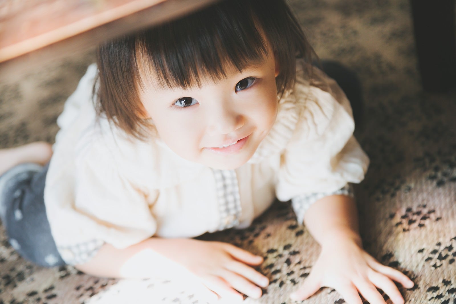 「机の下に隠れてる小さい女の子」の写真［モデル：あんじゅ］