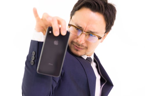 iPhone XS Max にもう一味つけるビジネスマンの写真