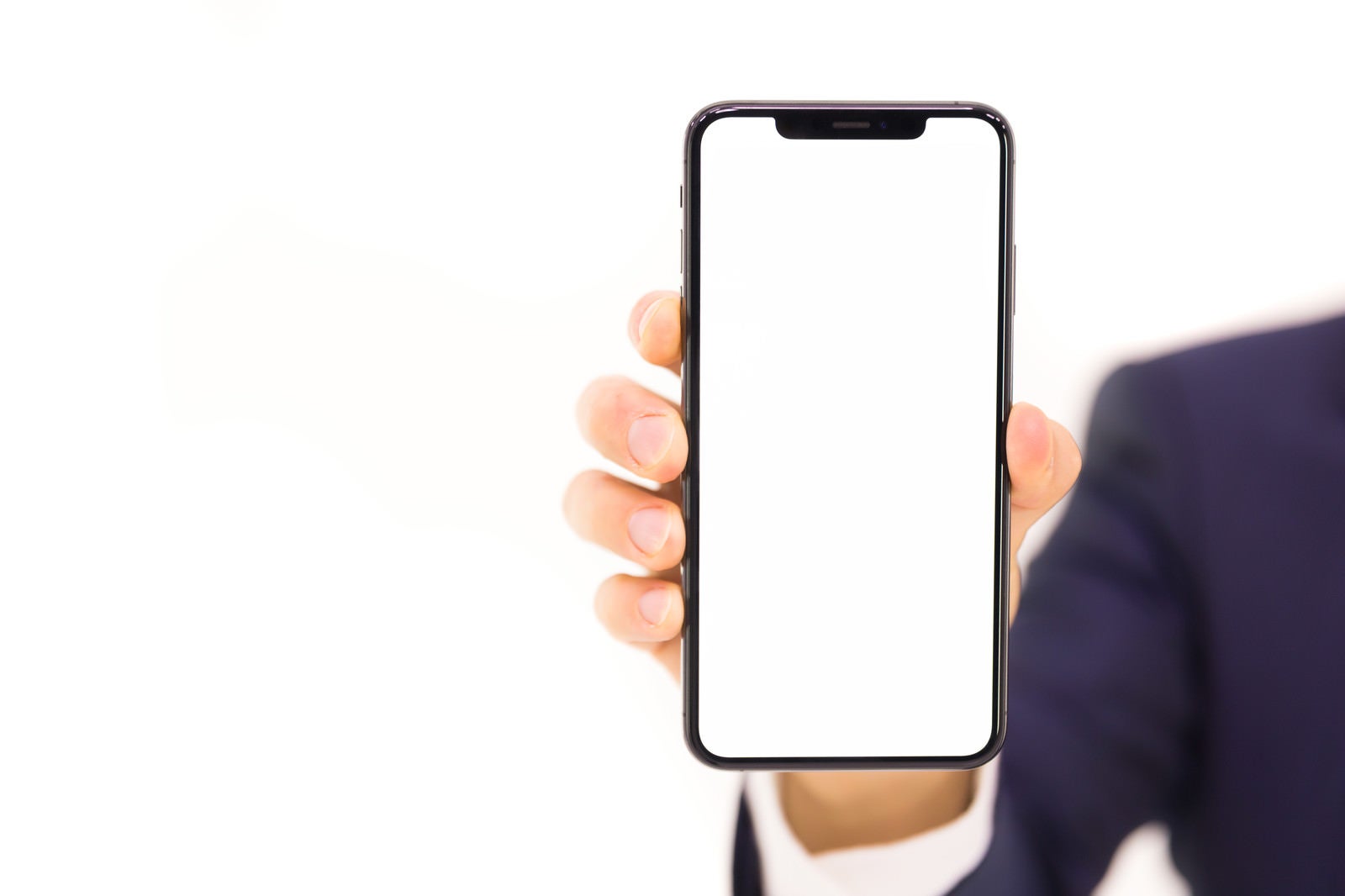 「iPhone XS Max の画面と本機を持つ手」の写真