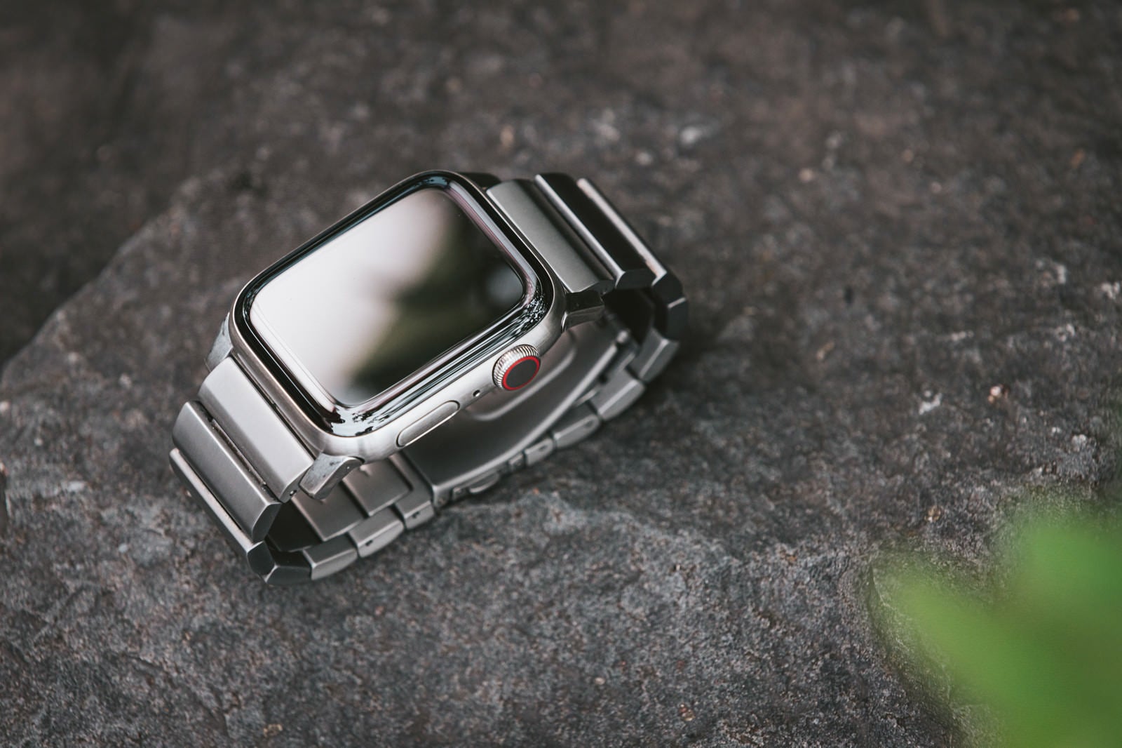 「Apple Watch Series 5（チタン製）」の写真
