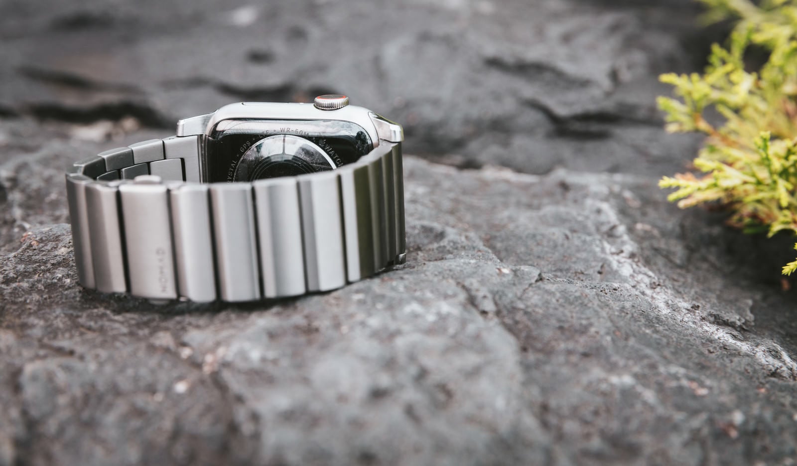 「Apple Watch のチタンベルト」の写真