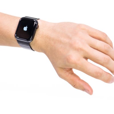 Apple Watch Series 4 を取り付けた腕の写真