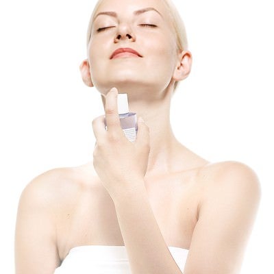 化粧水を使う女性（美容）の写真